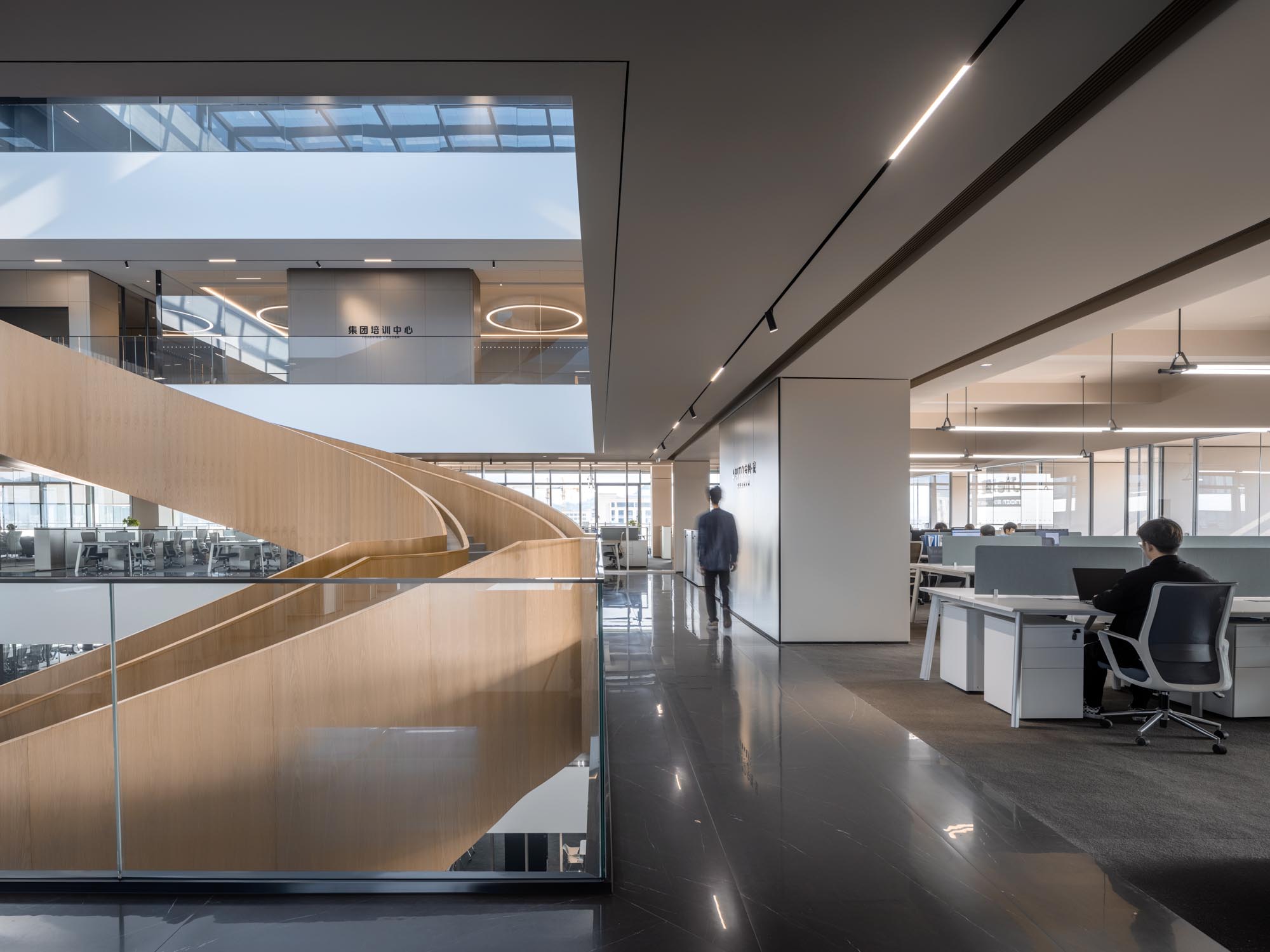 郑州总部办公设计公司观光式办公装建案例(图7) LYCS-Architecture-15.jpg