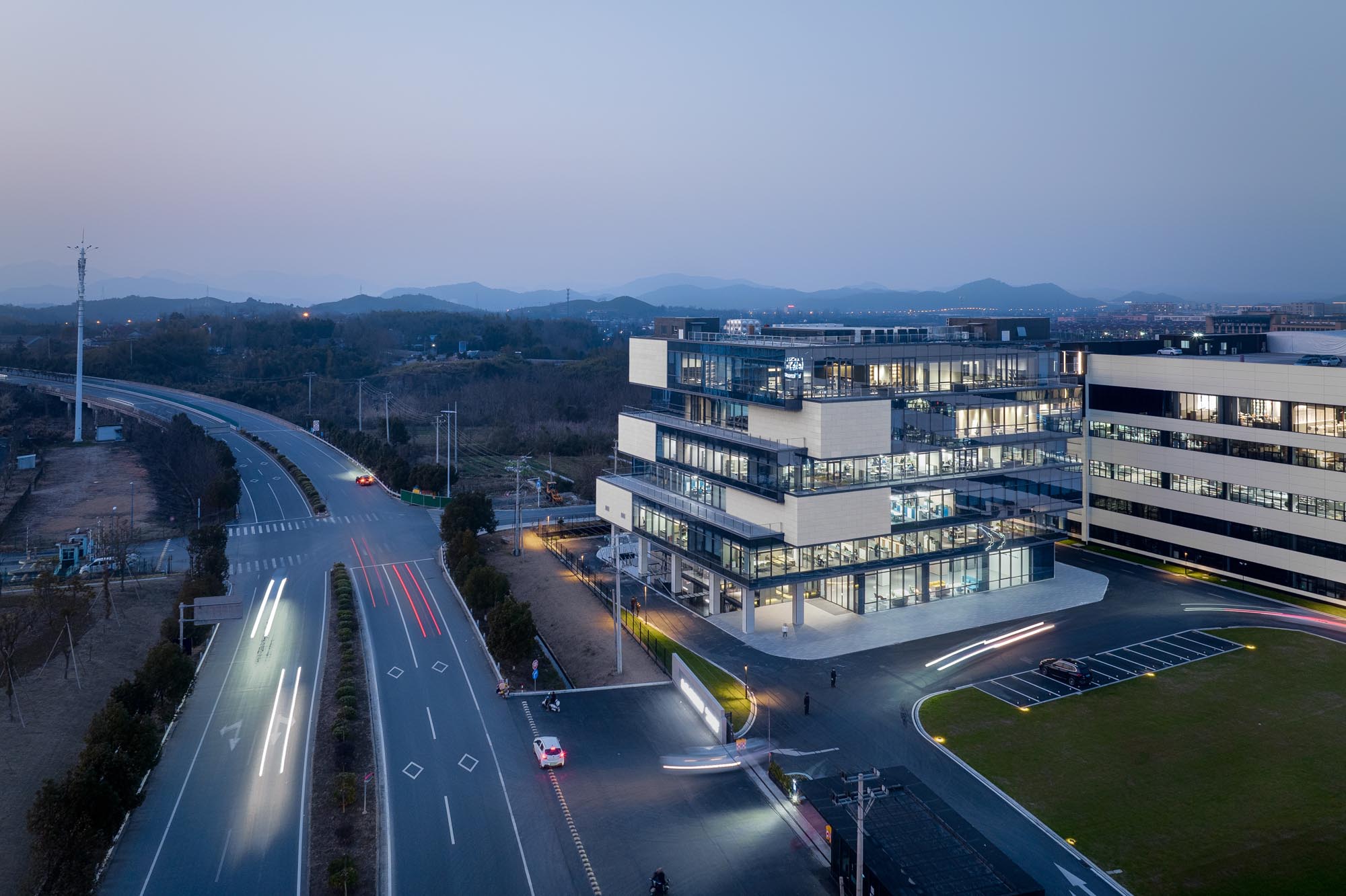 郑州总部办公设计公司观光式办公装建案例(图1) LYCS-Architecture-2.jpg