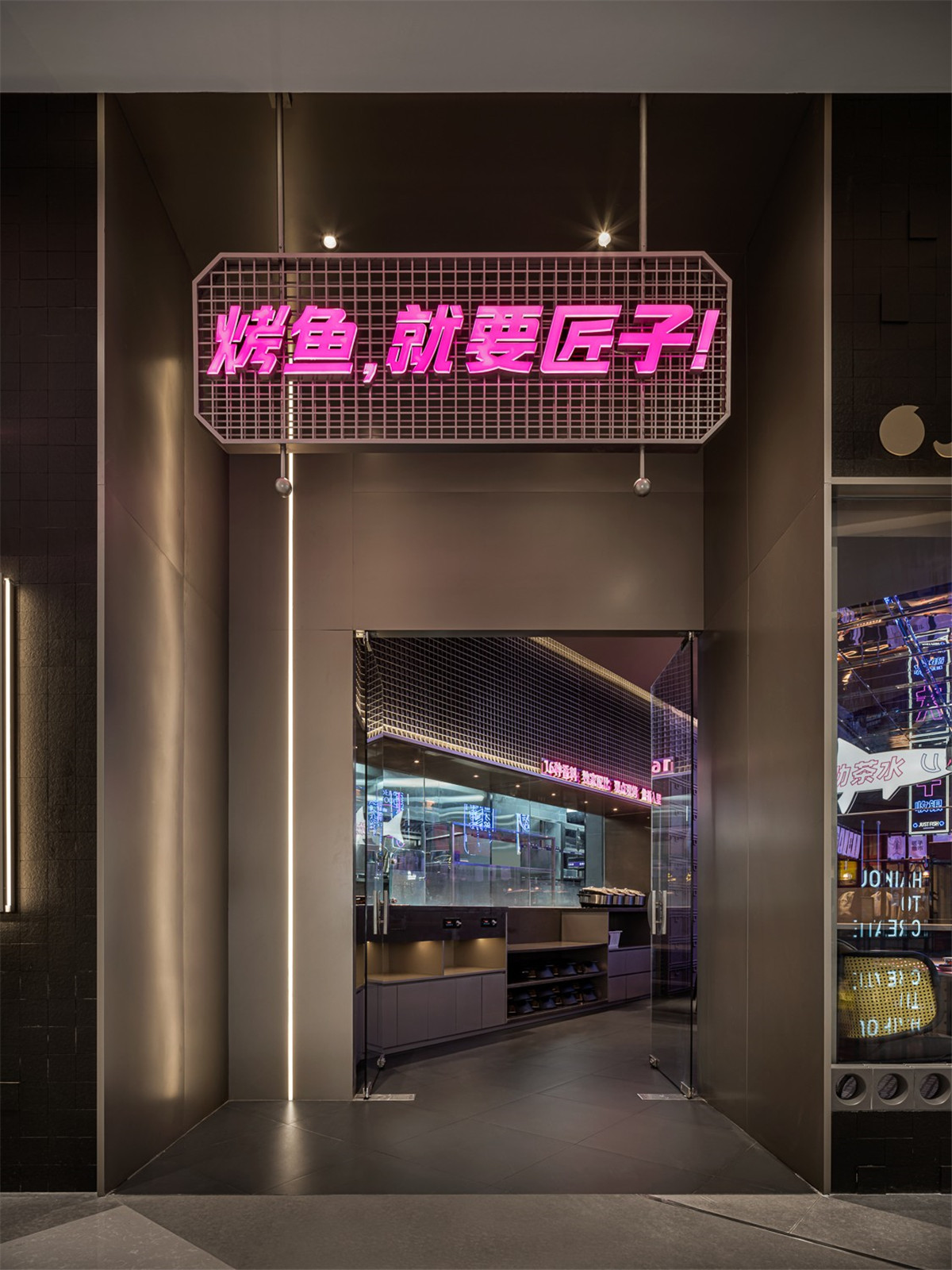 酷酷的霓虹灯复古港风烤鱼店装建设计(图2) 9577179_05.jpg