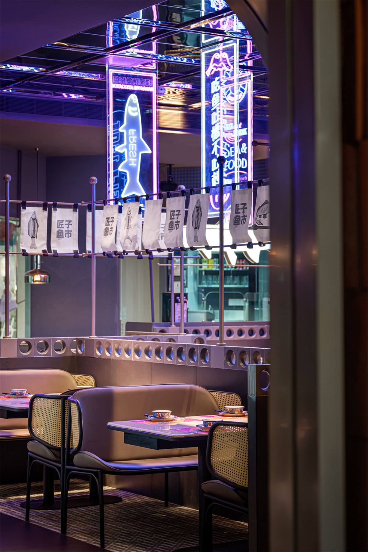 酷酷的霓虹灯复古港风烤鱼店装建设计(图8) 9577200_25.jpg