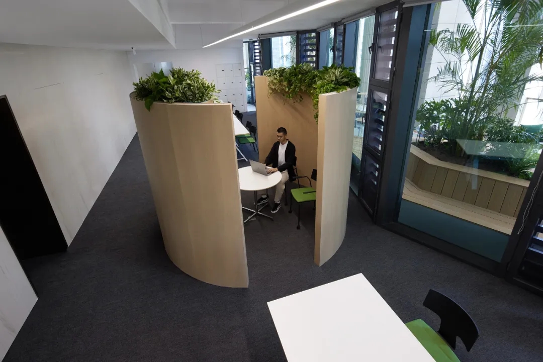 更切合年轻人爱好的法大大总部办公室装建设计规划(图10) 更切合年轻人爱好的法大大总部办公室装建设计规划(图10)