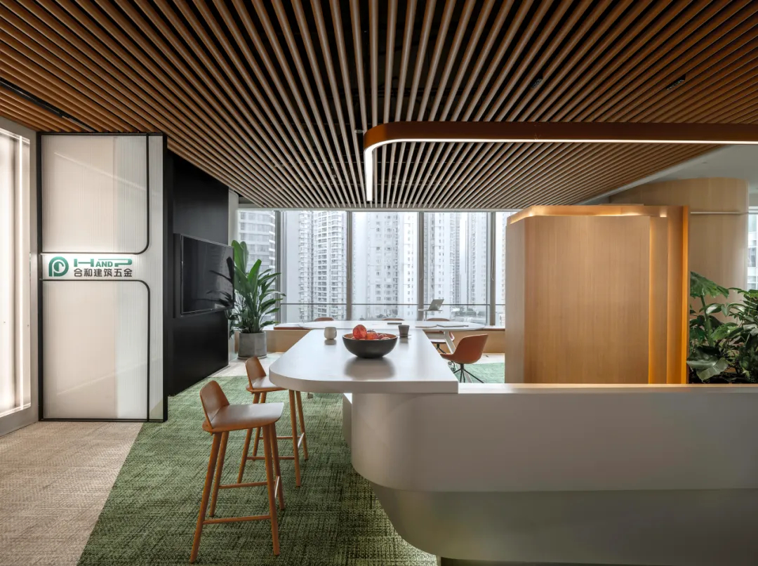 原木色+绿色 阳光花圃般的办公室装建设计案例(图11)