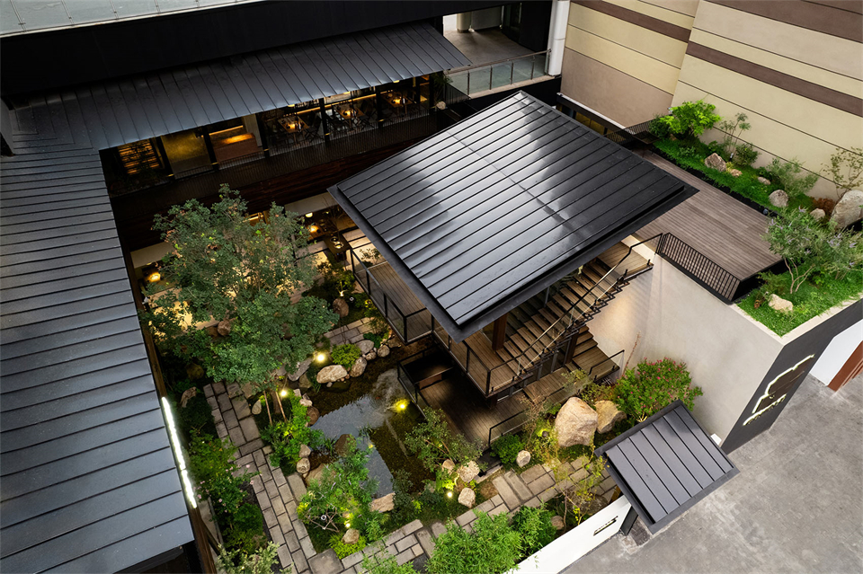天井景观化用餐 共炉火锅店装建设计(图2) 天井景观化用餐 共炉火锅店装建设计(图2)