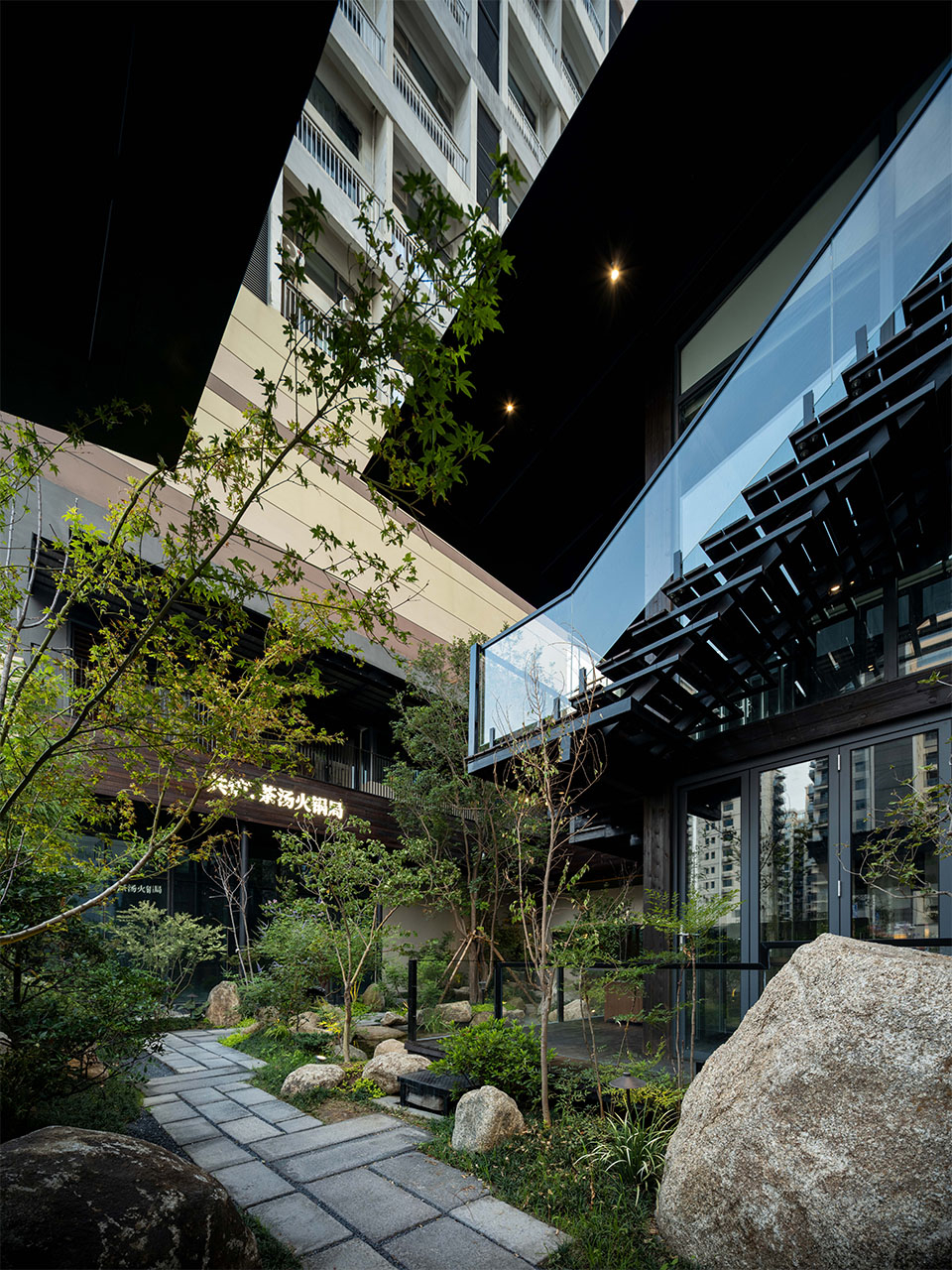 天井景观化用餐 共炉火锅店装建设计(图4) 天井景观化用餐 共炉火锅店装建设计(图4)