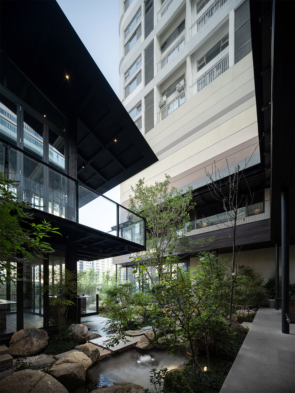 天井景观化用餐 共炉火锅店装建设计(图5) 天井景观化用餐 共炉火锅店装建设计(图5)