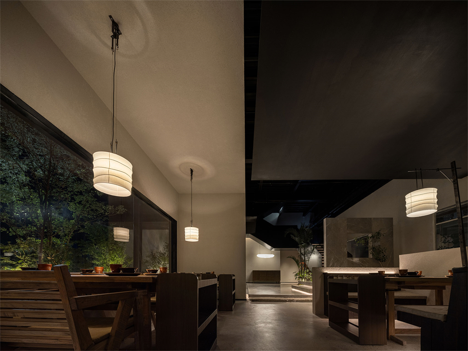 天井景观化用餐 共炉火锅店装建设计(图6) 天井景观化用餐 共炉火锅店装建设计(图6)